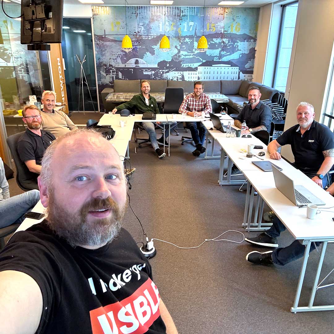 Møte i et kontorlokale med ni personer.