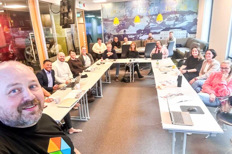 Gruppe mennesker i møte på kontor