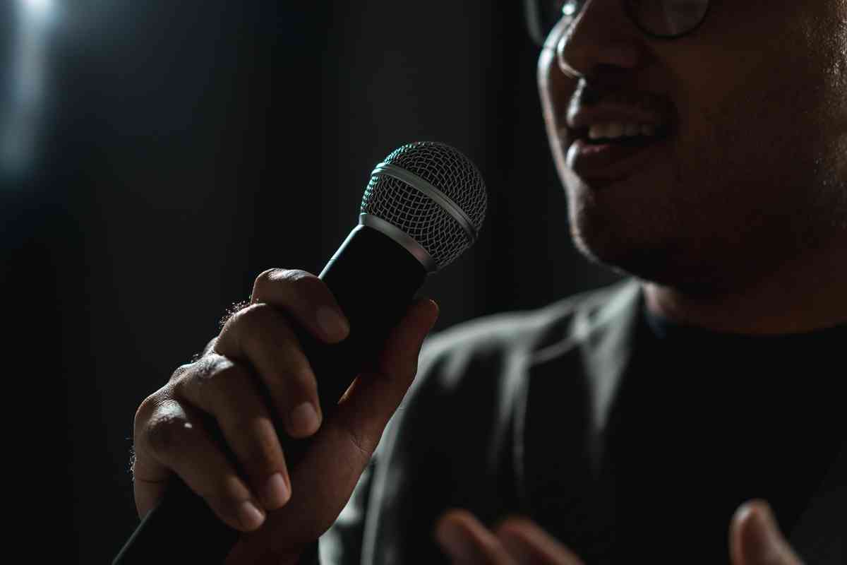 Synlighetscoach Foredragsholder i spotlight på scene – bli synlig