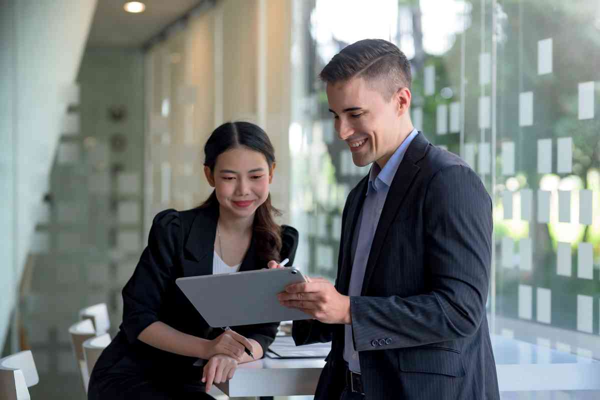 Synlighetscoach To personer legger synlighetsstrategi sammen