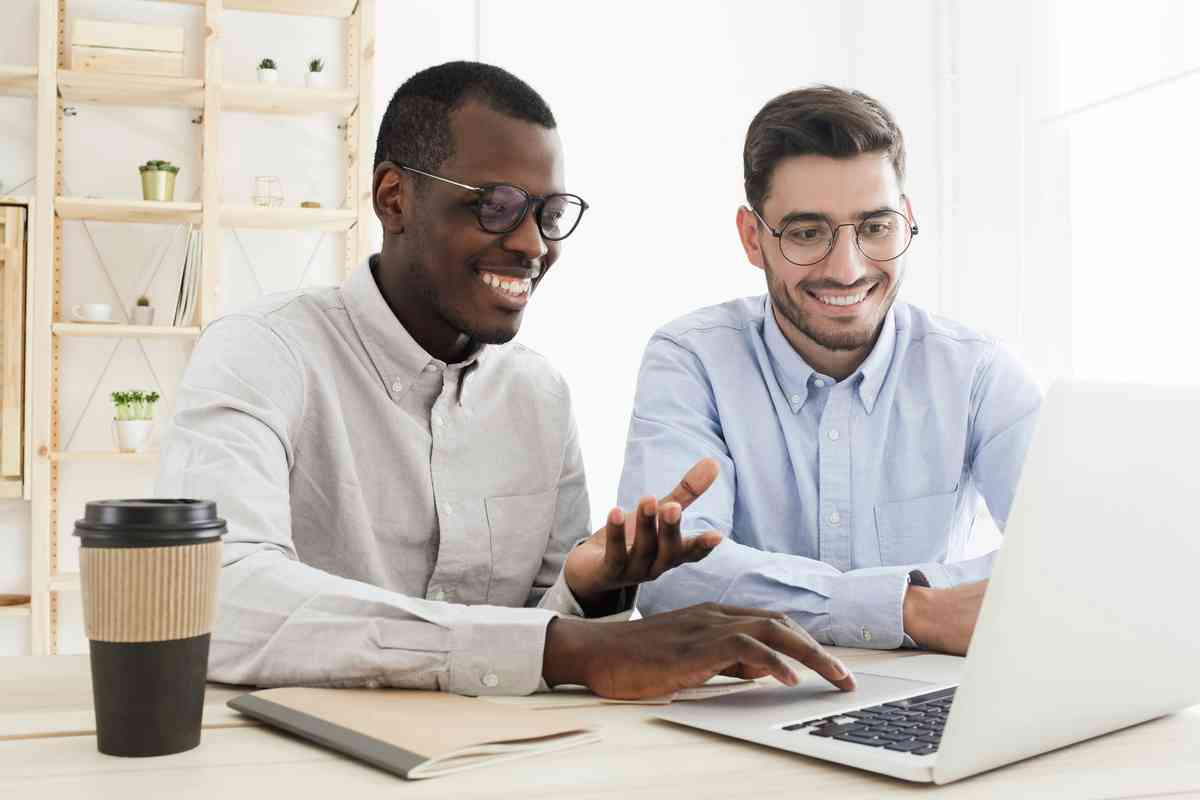 Synlighetscoach Synlighetscoach veileder kunde foran laptop